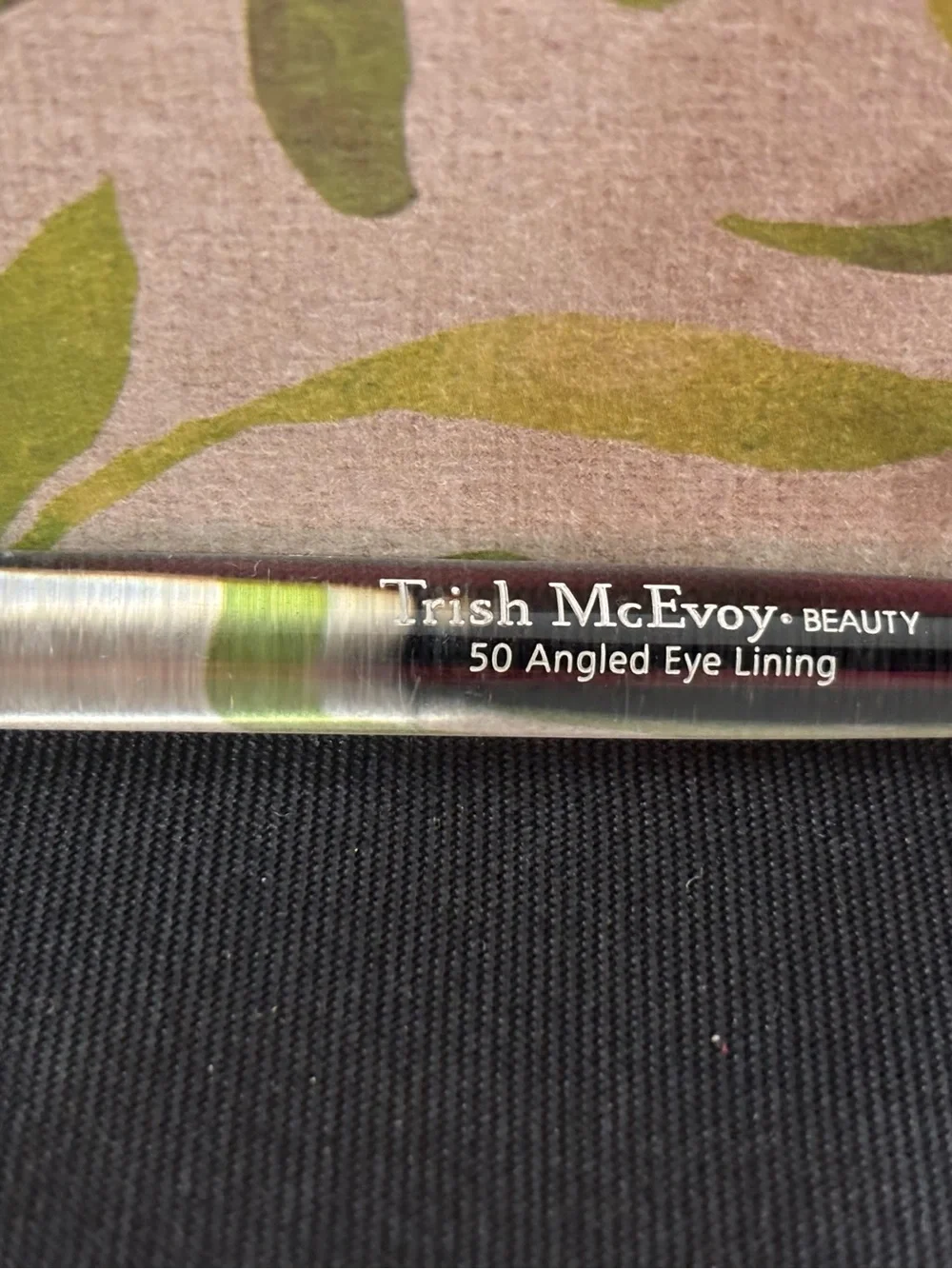 Trish McEvoy #50 Angled Eye Lining Brush – Clear Handle, Protective Cap